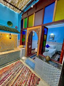een kamer met een spiegel en een kamer met een tafel bij Blue Star Hostel in Fès