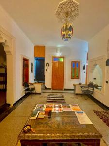 een woonkamer met een tafel met boeken erop bij Blue Star Hostel in Fès +38 foto's