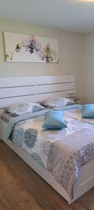 Postel nebo postele na pokoji v ubytování Ferienhaus und Fewo Anna Nommsen