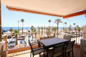 balkon ze stołem i krzesłami oraz widokiem na plażę w obiekcie TESS Apartamento Don Miguel w mieście Fuengirola