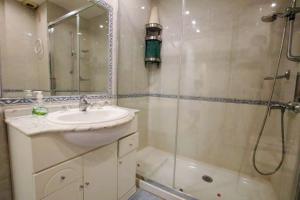łazienka z umywalką i prysznicem w obiekcie TESS Apartamento Don Miguel w mieście Fuengirola