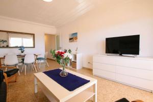 salon z telewizorem na białej komodzie w obiekcie TESS Apartamento Don Miguel w mieście Fuengirola