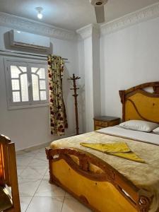 a bedroom with a bed and a window in it at Sekhmet Appartement 2 chambres in Luxor