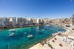 un río en una ciudad con barcos en el agua en Spinola Seafront Deluxe, en San Julián
