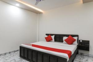 Postel nebo postele na pokoji v ubytování Super Hotel O Aastha Near Chaudhary Charan Singh International Airport
