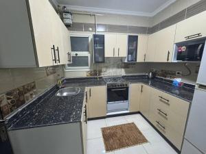 una cocina con fregadero y encimera en Elegant Guest House, en New cairo 18 fotos más