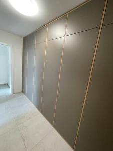 Zimmer mit einem Schrank und Schiebetüren in der Unterkunft Apartmán Sunrise 19 in Michalovce