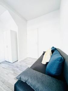 维也纳Comfy 4BR Apt, 12-Min to FAC Platz的客厅里有一张蓝色沙发