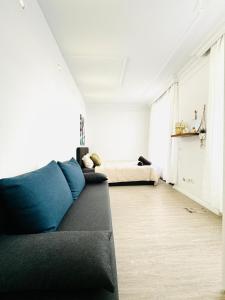 Comfy 4BR Apt, 12-Min to FAC Platz的休息区
