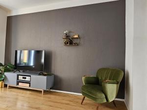 TV a/nebo společenská místnost v ubytování Ferienwohnung am Stadthafen
