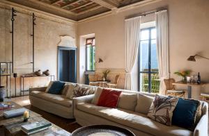 莫尔科泰Relais Castello di Morcote的带沙发和桌子的客厅