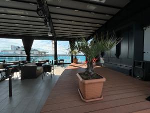 un edificio con un patio con una planta en una olla en Apartments 1 line sea WYN RESIDENS, en Batumi