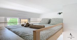 una camera con un grande letto con una lampada di Genêts - 47m2 - 4 pers - Cozy - Climatisé a Le Cannet