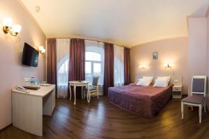 een hotelkamer met een bed en een tafel en stoelen bij Hotel Gogol House in Sint-Petersburg
