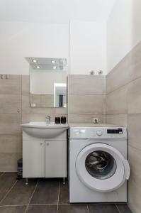 un bagno con lavatrice e lavandino di Apartments Bartz a Jelsa (Gelsa)