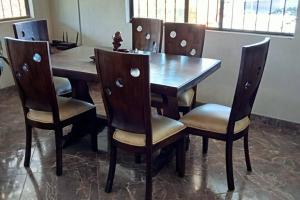 TinjacáにあるCabaña los pinosのダイニングルーム(椅子、木製テーブル付)