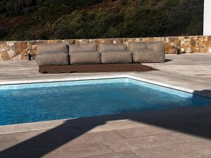 Bazén v ubytování Villa Mbita Sardegna nebo v jeho okolí