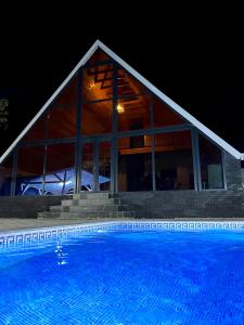 Πισίνα στο ή κοντά στο A Frame Villa Gabala