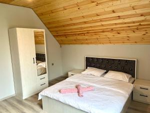 Ένα ή περισσότερα κρεβάτια σε δωμάτιο στο A Frame Villa Gabala