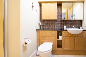 une salle de bains avec toilettes et lavabo dans l'établissement Westgate Cottage Thornham, à Thornham 37 autres photos