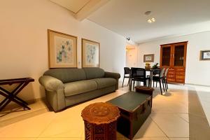 una sala de estar con un sofá y una mesa en Apartamentos e Suítes na Praia, en Fortaleza