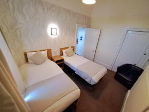 Postel nebo postele na pokoji v ubytování Prince Of Wales Hotel