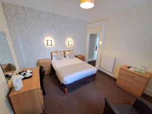 Postel nebo postele na pokoji v ubytování Prince Of Wales Hotel