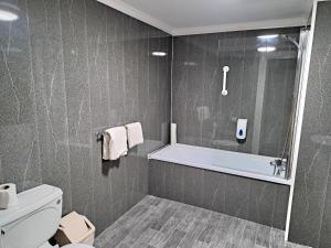 Koupelna v ubytování Prince Of Wales Hotel