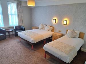Postel nebo postele na pokoji v ubytování Prince Of Wales Hotel