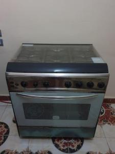 La cuisine est équipée d'un four avec plaques de cuisson. dans l'établissement Villa Omar El Sharif Appartement avec Piscine n1, à Louxor 10 autres photos