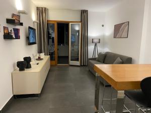 TV a/nebo společenská místnost v ubytování FC Home Suite