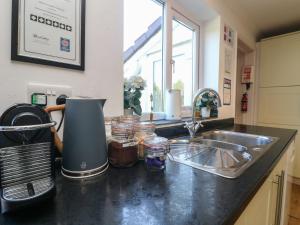 Una encimera de cocina con un fregadero y una encimera. en Penhaven, en Bude 46 fotos más