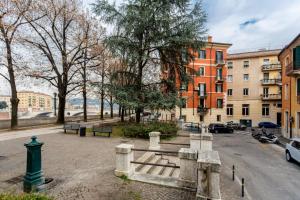 a park with benches and buildings in a city at Alloggio Le Casette in Verona