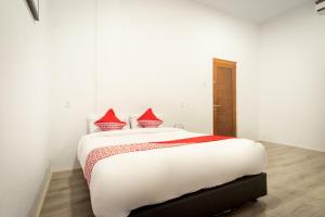 Postel nebo postele na pokoji v ubytování Hotel O Metropolitan Homestay Near Komplek Asia Megamas Medan