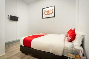 Postel nebo postele na pokoji v ubytování Hotel O Metropolitan Homestay Near Komplek Asia Megamas Medan