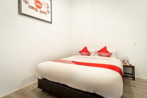 Postel nebo postele na pokoji v ubytování Hotel O Metropolitan Homestay Near Komplek Asia Megamas Medan