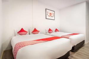 Postel nebo postele na pokoji v ubytování Hotel O Metropolitan Homestay Near Komplek Asia Megamas Medan