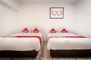 Postel nebo postele na pokoji v ubytování Hotel O Metropolitan Homestay Near Komplek Asia Megamas Medan