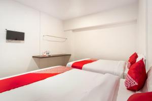 Postel nebo postele na pokoji v ubytování Hotel O Metropolitan Homestay Near Komplek Asia Megamas Medan