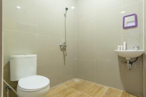 Koupelna v ubytování Hotel O Metropolitan Homestay Near Komplek Asia Megamas Medan