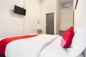 Postel nebo postele na pokoji v ubytování Hotel O Metropolitan Homestay Near Komplek Asia Megamas Medan