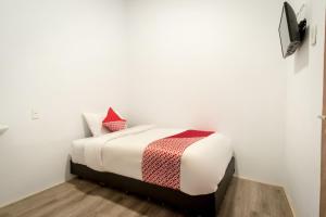 Postel nebo postele na pokoji v ubytování Hotel O Metropolitan Homestay Near Komplek Asia Megamas Medan