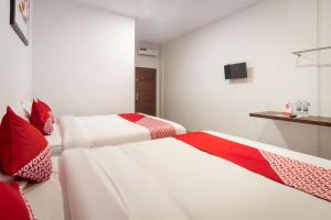 Postel nebo postele na pokoji v ubytování Hotel O Metropolitan Homestay Near Komplek Asia Megamas Medan