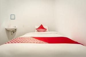 Postel nebo postele na pokoji v ubytování Hotel O Metropolitan Homestay Near Komplek Asia Megamas Medan