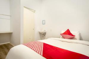 Postel nebo postele na pokoji v ubytování Hotel O Metropolitan Homestay Near Komplek Asia Megamas Medan