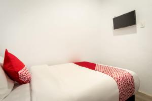 Postel nebo postele na pokoji v ubytování Hotel O Metropolitan Homestay Near Komplek Asia Megamas Medan