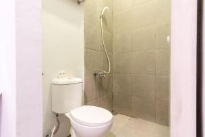 Koupelna v ubytování Hotel O Metropolitan Homestay Near Komplek Asia Megamas Medan