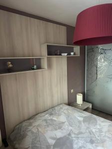 En eller flere senge i et værelse på Luxury Apartment Bansko