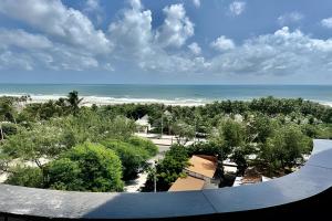 Una vista de la playa desde el balcón de un resort. en Apartamentos e Suítes na Praia, en Fortaleza