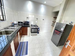 Zuri's Luxurious Oceanview Penthouse, Meters from the beach的厨房或小厨房